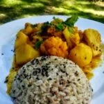 Curry de coliflor y patatas con arroz