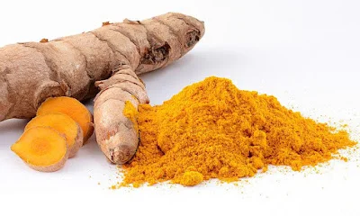 Cúrcuma en polvo y raíz de cúrcuma fresca