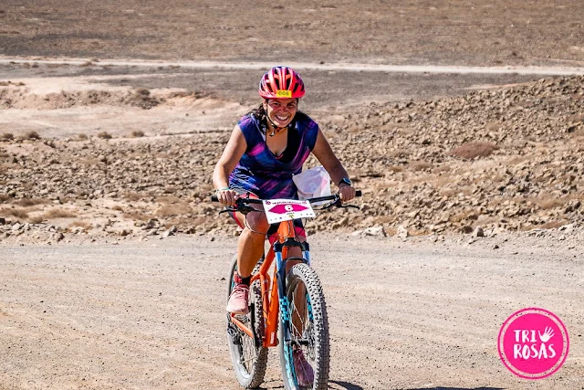 Dra. Odile Fernández pedaleando en bicicleta de montaña durante su primer triatlón