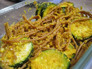 Spaghetti con coco, cúrcuma y calabacín