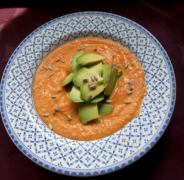 CREMA DE TOMATE CRUDIVEGANA CON AGUACATE por Isabel Soto