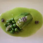 Aguacate templado, guisantes frescos y licuado de sus vainas avainillado