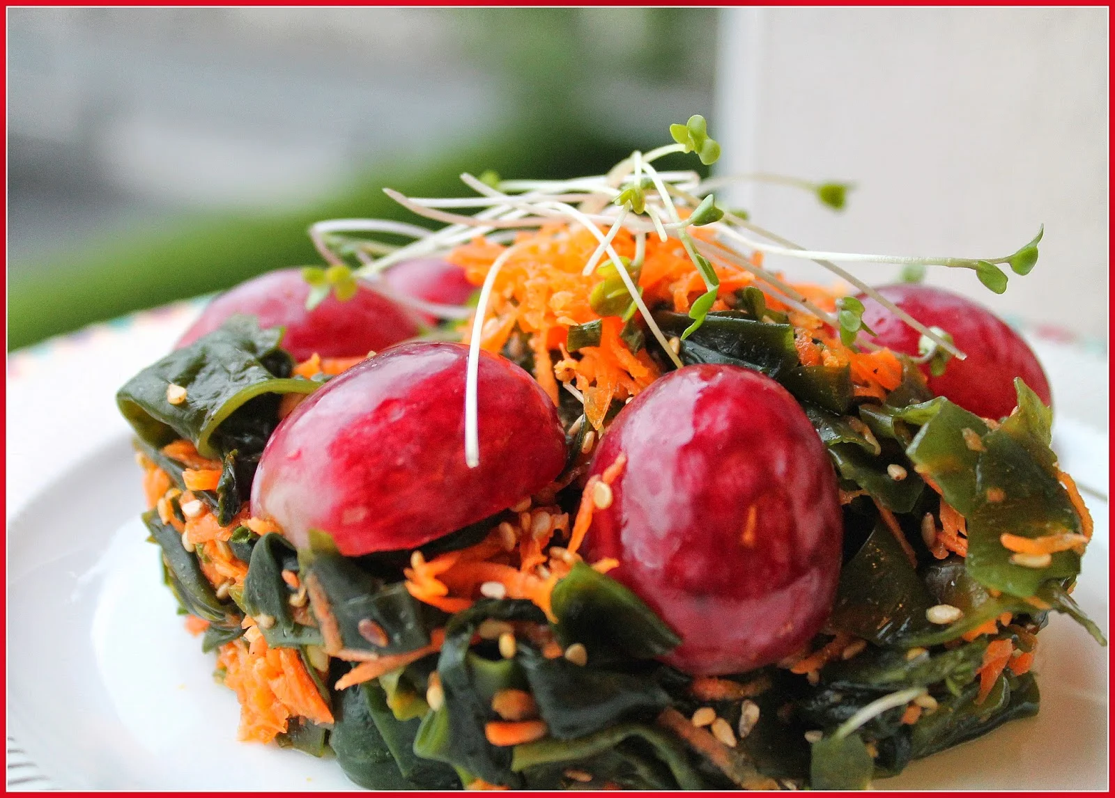 Receta Ensalada de Alga Wakame, zanahoria y uvas roja por Laura Pajuelo Sobrado
