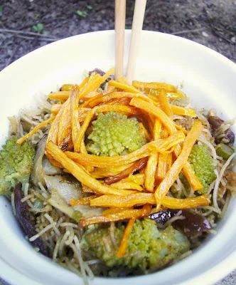 Fideos de arroz salteados con verduras y chips de boniato del blog Las Recetas de Lola