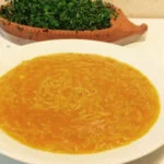 Sopa de tomate con fideos integrales
