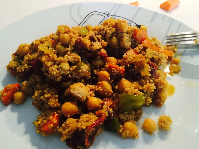Cous cous de cebada con verduritas y tomate seco regado con salsa de soja