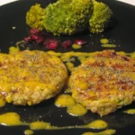Hamburguesas de avena con brócoli y bechamel de cúrcuma