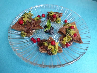 Triángulos de trigo sarraceno y cacao con falsa mermelada de arándanos y salsa de hierbabuena y limón por Nuria Queraltó