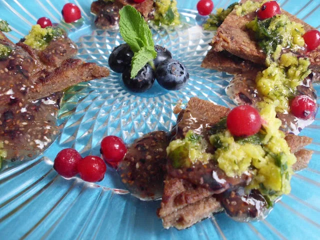 Triángulos de trigo sarraceno y cacao con falsa mermelada de arándanos y salsa de hierbabuena y limón por Nuria Queraltó