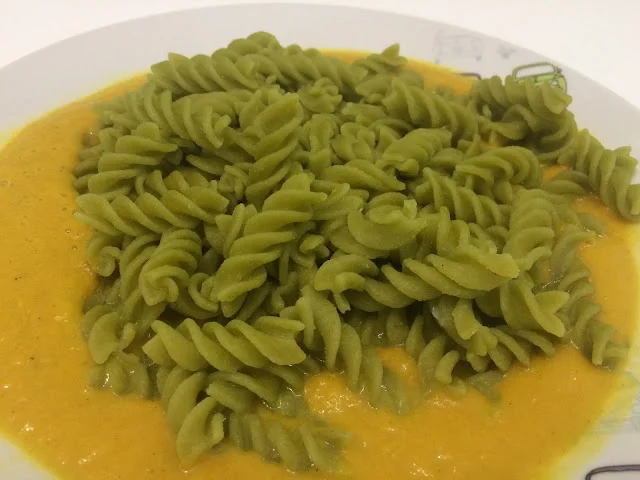 Pasta sin gluten de guisantes verdes con salsa de calabaza
