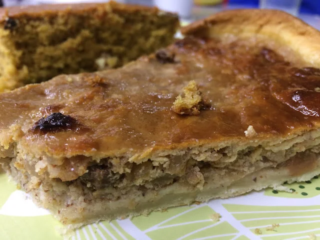 Tarta de manzana, pasas y canela