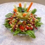 Combinado crudivegano de crema de almendra y aguacate con crudités y ensalada arco iris