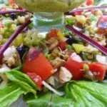 Combinado crudivegano de crema de almendra y aguacate con crudités y ensalada arco iris