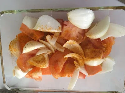 Brocoli con salsa de tomate y cúrcuma y bechamel de avena