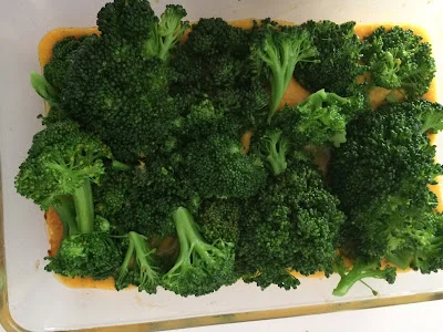 Brocoli con salsa de tomate y cúrcuma y bechamel de avena