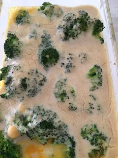 Brocoli con salsa de tomate y cúrcuma y bechamel de avena