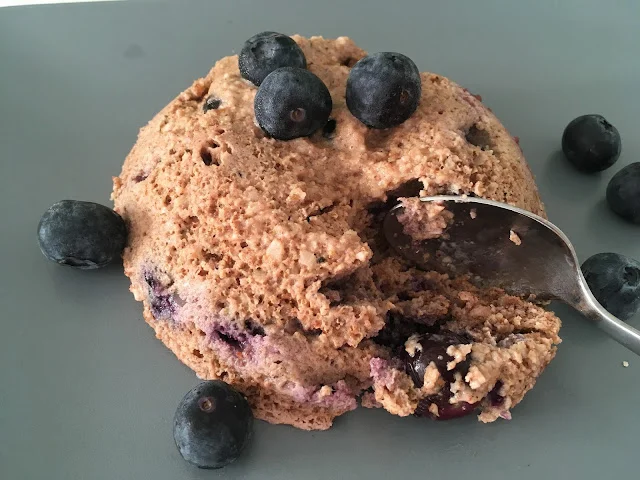 Muffin de arándano saludable a la taza, listo en 1 minuto. Sin azúcar, sin lácteos, sin harina y sin cereal