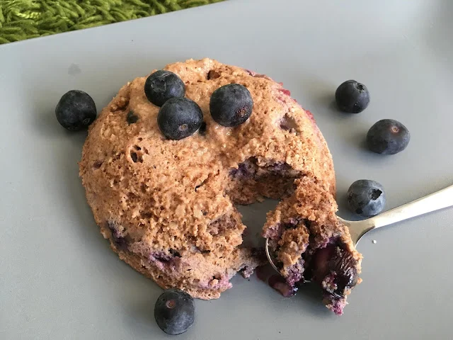 Muffin de arándano saludable a la taza, listo en 1 minuto. Sin azúcar, sin lácteos, sin harina y sin cereal