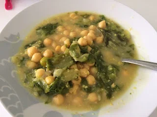 Guiso de garbanzos y escarola con majado de almendras