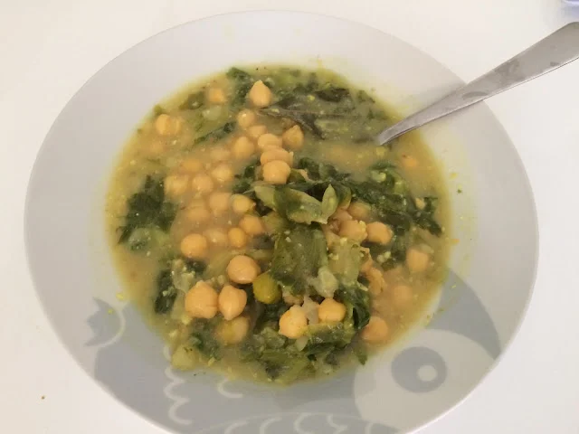 Guiso de garbanzos y escarola con majado de almendras