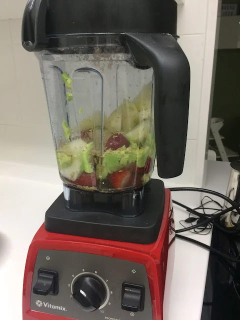 Batido de frutas, aguacate y semillas