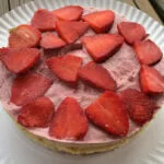 Tarta raw de fresa sin azúcar