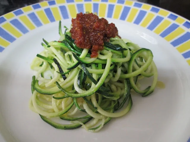 ESPAGUETIS DE CALABACÍN, CON PESTO DE TOMATES SECOS Y ALMENDRAS  por Rocío Sáez.