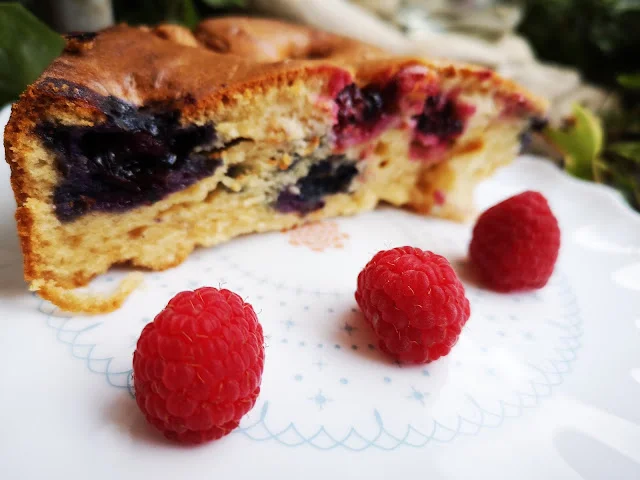 Bizcocho integral de frutos rojos con thermomix