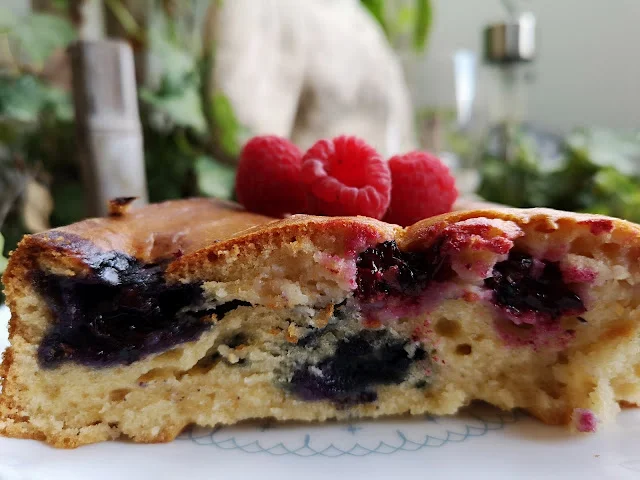 Bizcocho integral de frutos rojos con thermomix