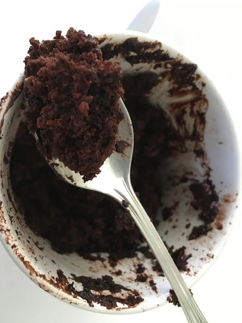 Mug cake de chocolate con textura tipo brownie
