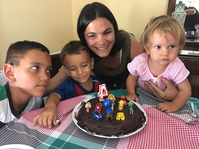 Pastel de quinoa y chocolate, vegano, sin azúcar y sin gluten