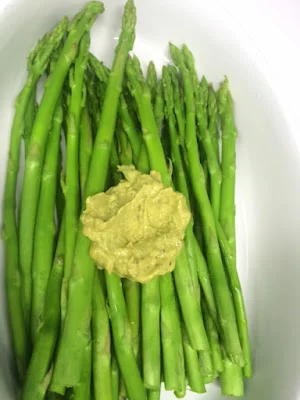 Espárragos al vapor con crema de aguacate y cúrcuma