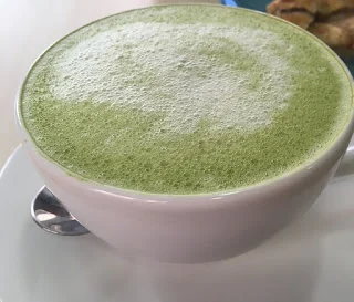 Galletas de té matcha con matcha latte