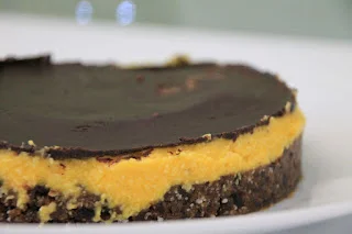 Tarta mousse raw de mango y coco con crujiente de chocolate