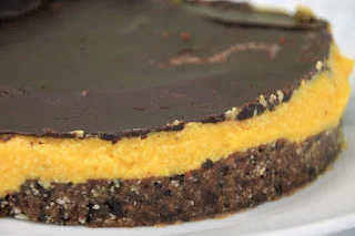 Tarta mousse raw de mango y coco con crujiente de chocolate