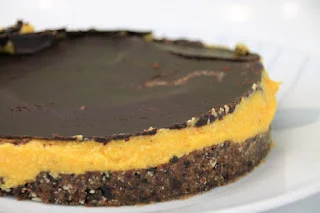 Tarta mousse raw de mango y coco con crujiente de chocolate
