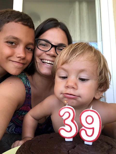 Bizcocho vegano de aguacate y chocolate y ..... feliz cumpleaños