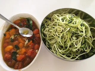 Spaghetti de calabacín con tomates asados