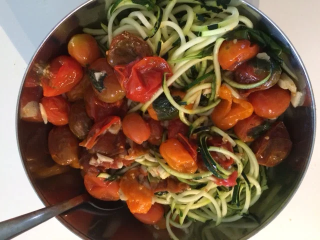 Spaghetti de calabacín con tomates asados