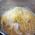 Spaghetti con salsa de hummus
