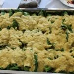Rollitos de acelgas rellenos de quinoa y algas con salsa humita