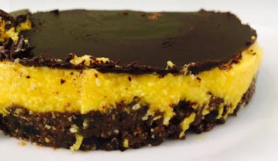Tarta mousse raw de mango y coco con crujiente de chocolate