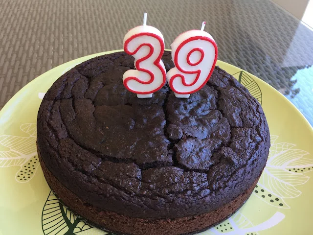 Bizcocho vegano de aguacate y chocolate y ..... feliz cumpleaños