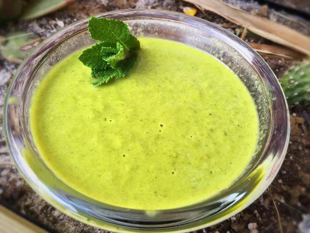 Crema de espárragos y guisantes con aroma de tomillo