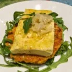 Montadito de tofu y verduras con salsa de AOVE y miel