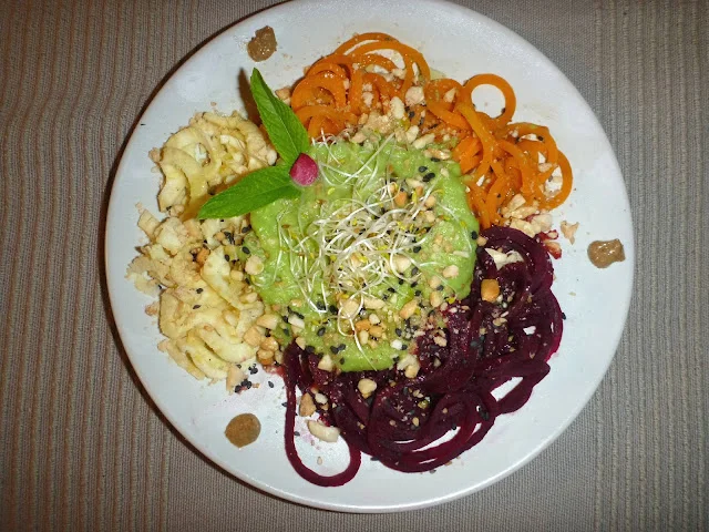 Espaguetis de verduras con salsa de guisantes y cacahuetes. COLOR AL PLATO! Receta de Joana Vinas