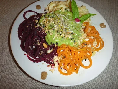 Espaguetis de verduras con salsa de guisantes y cacahuetes. COLOR AL PLATO! Receta de Joana Vinas