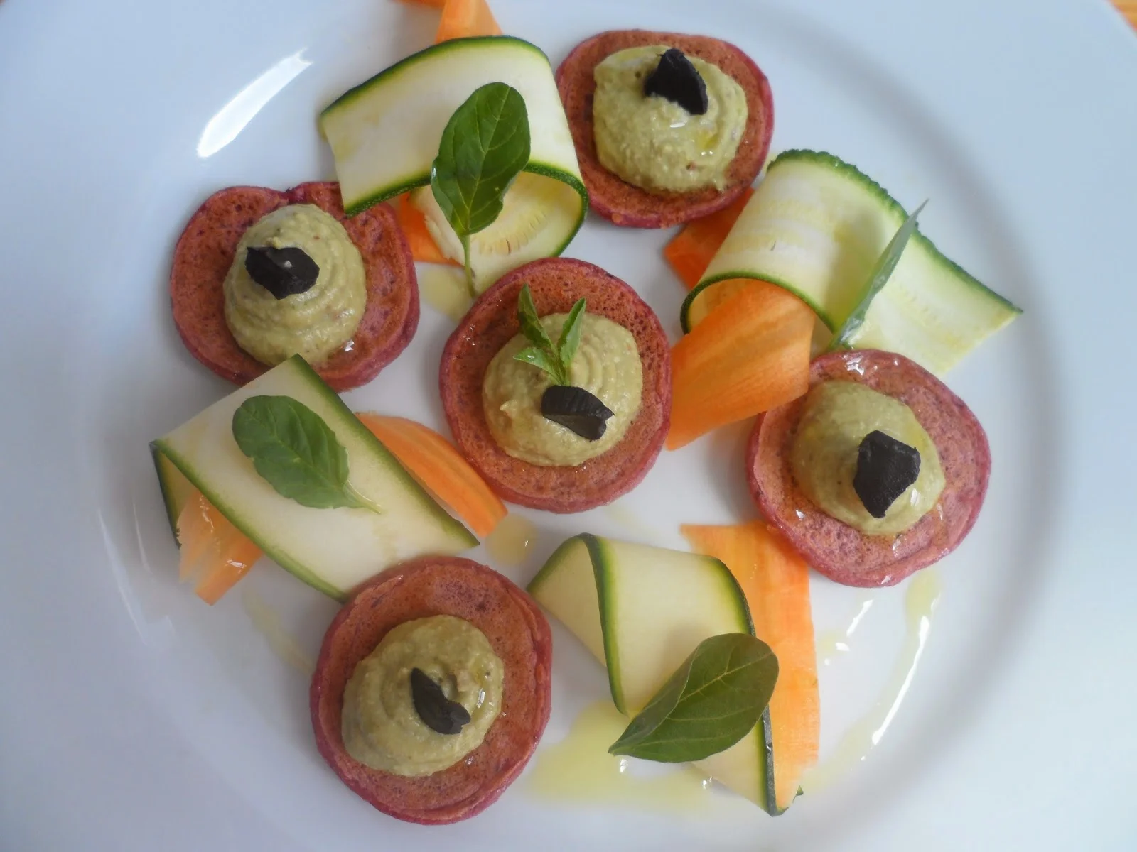 Blinis de remolacha con cremoso de guisantes y ensalada crujiente por Eva María Guzmán.