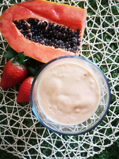 Smoothie antiinflamatorio de papaya y fresas aromatizado con cúrcuma, jengibre y canela