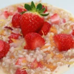 Arroz integral con fresas y gelatina de fresas